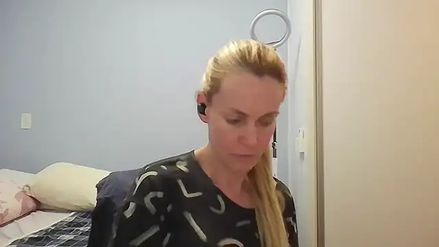 Annylove1 online show from May 2026 12:27:02 AM