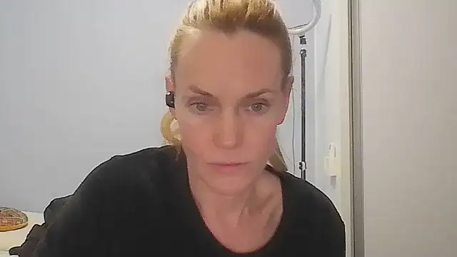 Annylove1 online show from May 2026 12:06:01 AM