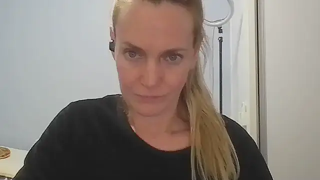 Annylove1 online show from May 2026 12:17:02 AM