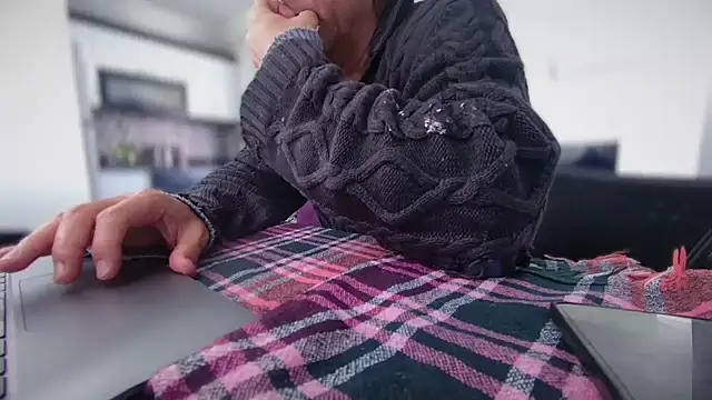 Snapshot of ALPHANDRE chatting on December 2025 10:44:02 AM ALPHANDRE online show from December 2025 10:44:02 AM