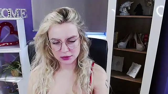 Snapshot of Zoey_Erotic chatting on March 2026 07:15:01 AM Zoey Erotic online show from March 2026 07:15:01 AM