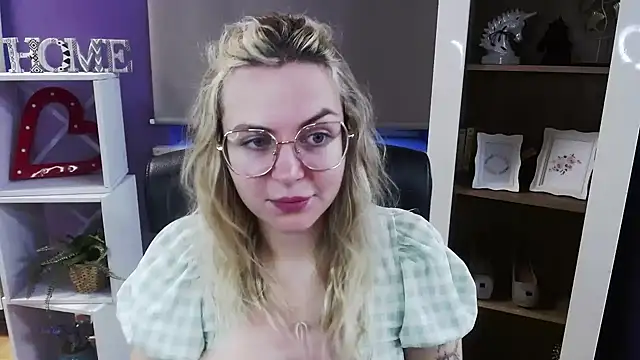 Snapshot of Zoey_Erotic chatting on March 2026 05:35:01 AM Zoey Erotic online show from March 2026 05:35:01 AM