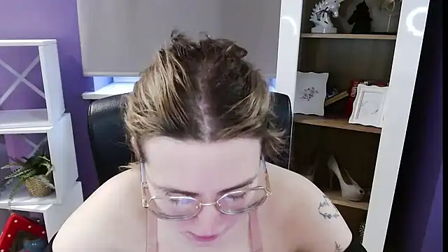 Snapshot of Zoey_Erotic chatting on April 2026 06:19:01 AM Zoey Erotic online show from April 2026 06:19:01 AM