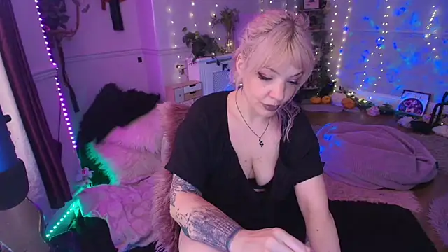 AliceW0lf online show from May 2026 06:59:01 PM