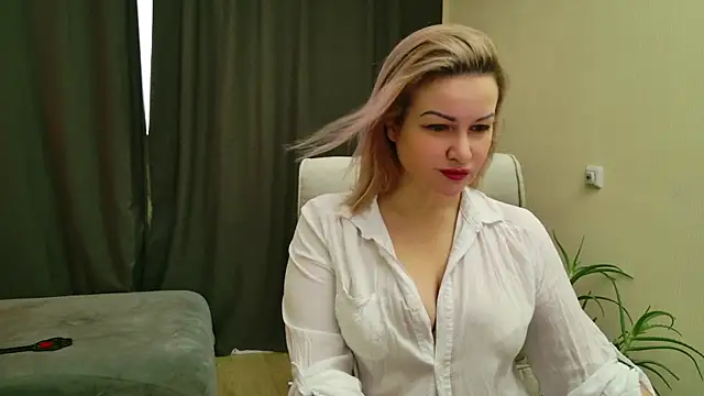 Snapshot of MishaMILF chatting on February 2025 10:04:01 AM MishaMILF online show from February 2025 10:04:01 AM