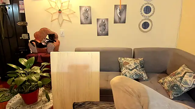 Snapshot of emma_luxy chatting on February 2025 04:18:02 AM emma luxy online show from February 2025 04:18:02 AM