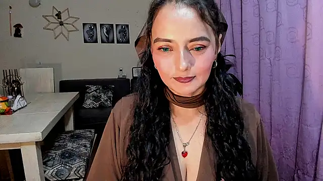 Snapshot of emma_luxy chatting on April 2026 11:07:01 PM emma luxy online show from April 2026 11:07:01 PM