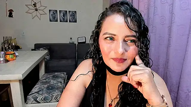 Snapshot of emma_luxy chatting on May 2026 01:43:01 AM emma luxy online show from May 2026 01:43:01 AM