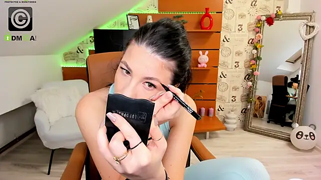 Snapshot of EmillyTaylor chatting on October 2025 03:40:01 AM EmillyTaylor online show from October 2025 03:40:01 AM