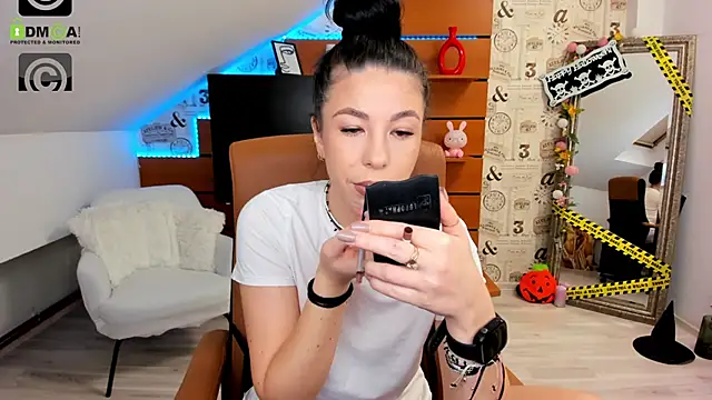 Snapshot of EmillyTaylor chatting on October 2025 04:37:01 AM EmillyTaylor online show from October 2025 04:37:01 AM