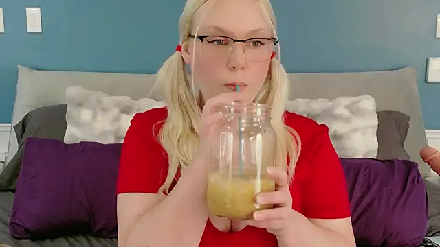 Snapshot of SaraBearXo chatting on June 2026 01:05:02 PM SaraBearXo online show from June 2026 01:05:02 PM