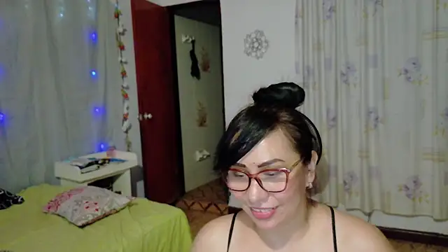 Snapshot of hottplay chatting on December 2024 12:08:01 AM hottplay online show from December 2024 12:08:01 AM