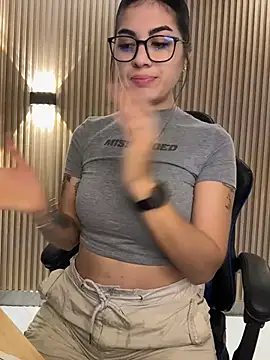 Snapshot of Sarasanders_4 chatting on November 2025 04:37:01 AM Sarasanders 4 online show from November 2025 04:37:01 AM