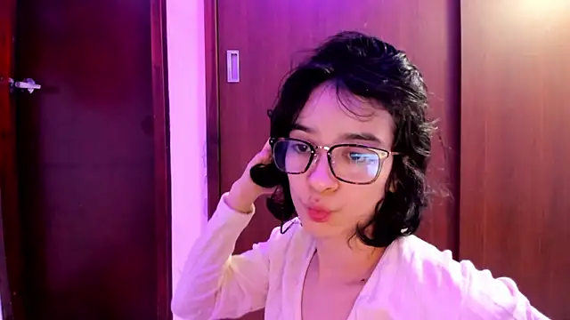 Snapshot of _Lunnaa_ chatting on January 2025 06:05:01 AM Lunnaa online show from January 2025 06:05:01 AM