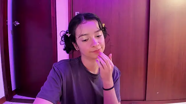 Snapshot of _Lunnaa_ chatting on February 2025 05:01:01 AM Lunnaa online show from February 2025 05:01:01 AM