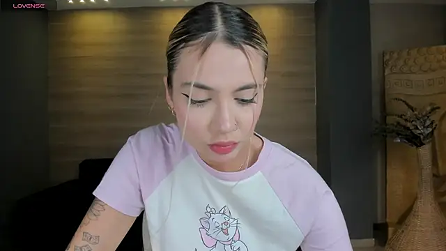 Snapshot of NiaHolland chatting on October 2025 07:56:02 PM NiaHolland online show from October 2025 07:56:02 PM