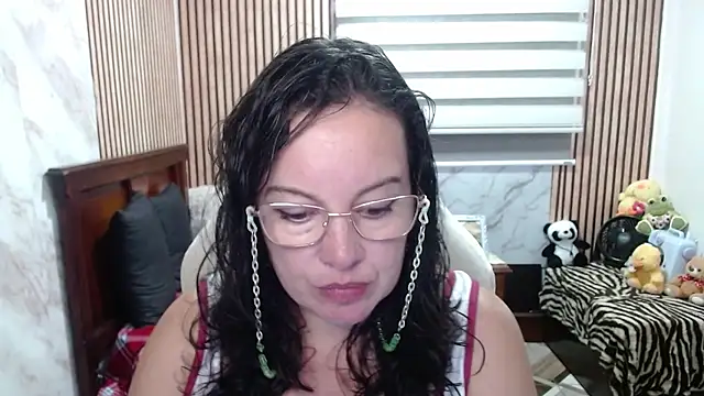 Sonialorens  online show from April 2026 03:40:02 PM