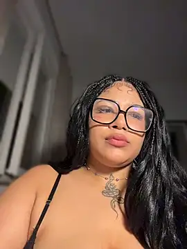 Snapshot of IamSashaLuv chatting on May 2026 12:05:01 AM IamSashaLuv online show from May 2026 12:05:01 AM