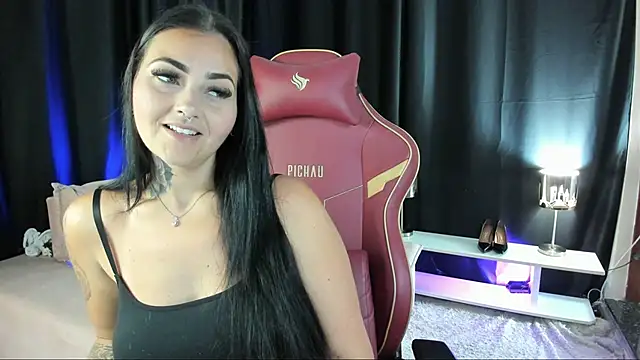 Snapshot of LauraColour chatting on December 2024 12:23:01 PM LauraColour online show from December 2024 12:23:01 PM