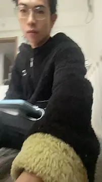 Snapshot of CrytinaSissyCrossdress chatting on November 2025 01:33:02 AM CrytinaSissyCrossdress online show from November 2025 01:33:02 AM