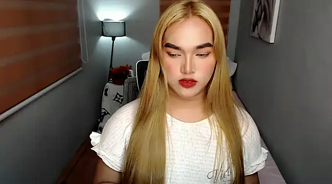 Snapshot of MoaningKylie chatting on January 2025 03:42:01 AM MoaningKylie online show from January 2025 03:42:01 AM