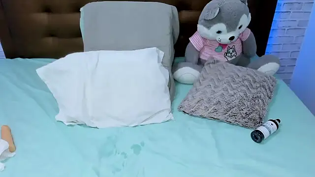 olivia love  online show from February 2025 12:28:01 AM