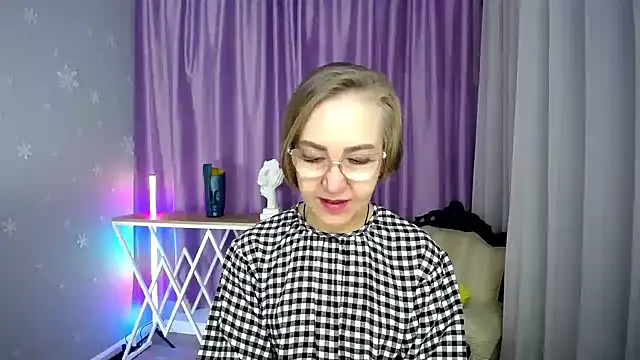 queen a n i online show from October 2025 10:45:02 AM