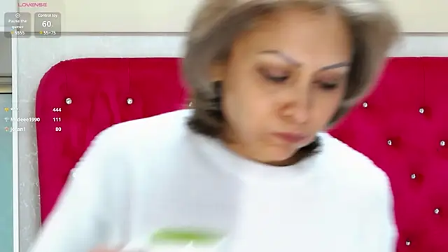 Snapshot of LoraDelNiro chatting on March 2025 01:18:01 PM LoraDelNiro online show from March 2025 01:18:01 PM