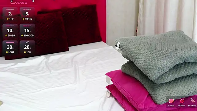 Snapshot of LoraDelNiro chatting on October 2025 01:24:02 PM LoraDelNiro online show from October 2025 01:24:02 PM