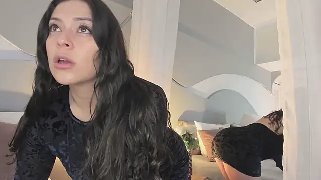 Nicolle W online show from December 2025 11:48:01 AM