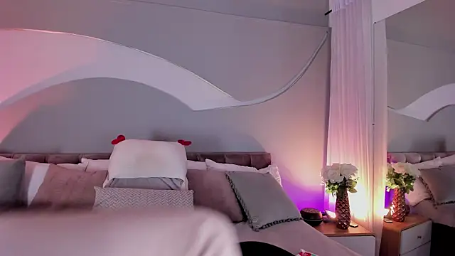 Nicolle W online show from May 2026 11:51:01 AM
