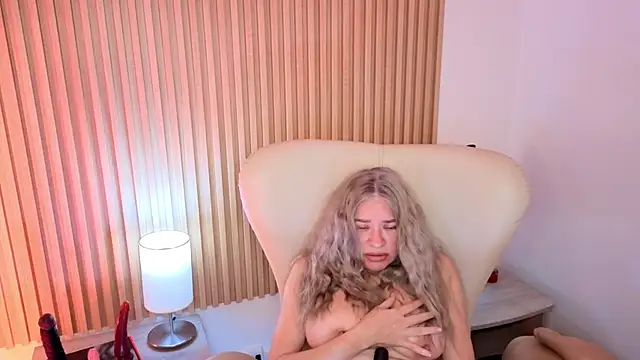 MarianL0ve online show from October 2025 10:49:01 AM