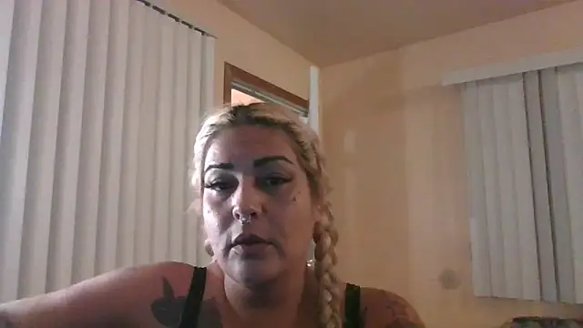 Snapshot of ShineyQuinn chatting on May 2026 04:09:01 AM ShineyQuinn online show from May 2026 04:09:01 AM