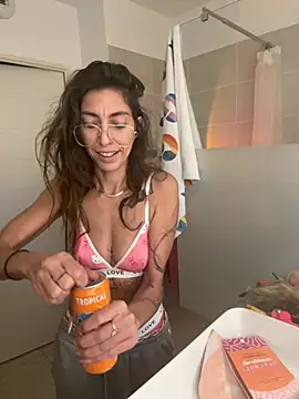 Snapshot of amanilouve chatting on January 2026 11:42:01 PM amanilouve online show from January 2026 11:42:01 PM