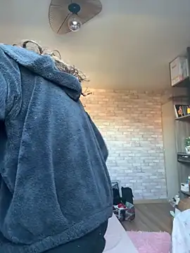 amanilouve online show from March 2026 09:45:01 AM