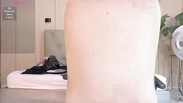 nicol snow online show from October 2025 01:43:02 PM