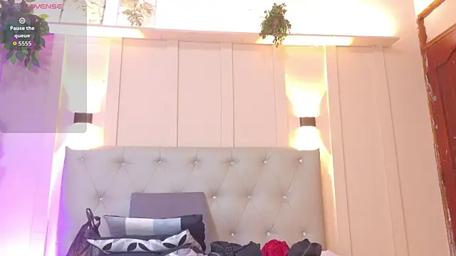 nicol snow online show from October 2025 01:33:02 PM