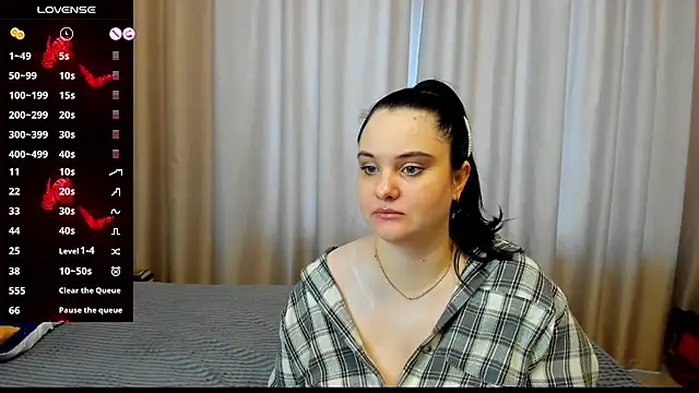 Snapshot of AlanaBrox chatting on March 2026 10:32:01 AM AlanaBrox online show from March 2026 10:32:01 AM