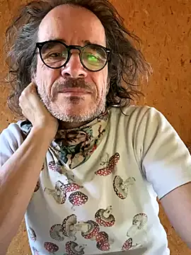 Snapshot of GioApri chatting on November 2025 09:58:01 AM GioApri online show from November 2025 09:58:01 AM