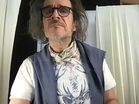 Snapshot of GioApri chatting on April 2026 12:32:01 PM GioApri online show from April 2026 12:32:01 PM