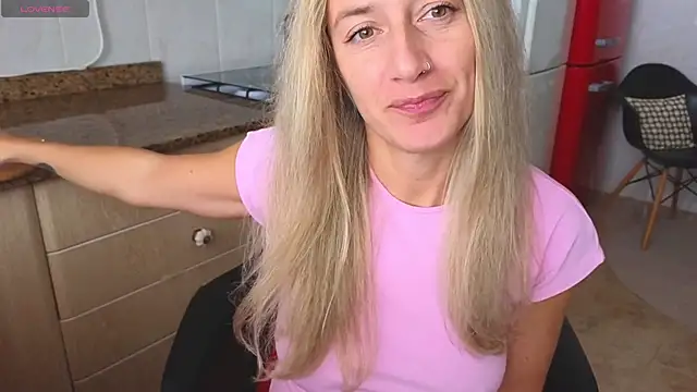 Snapshot of Lunamix chatting on November 2025 10:48:02 AM Lunamix online show from November 2025 10:48:02 AM