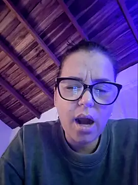 Snapshot of MariaPau_83 chatting on May 2026 01:44:01 AM MariaPau 83 online show from May 2026 01:44:01 AM