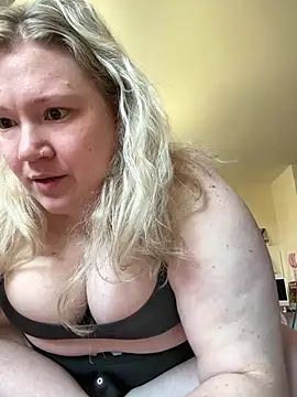 Snapshot of PiggyRose chatting on April 2026 03:49:02 PM PiggyRose online show from April 2026 03:49:02 PM