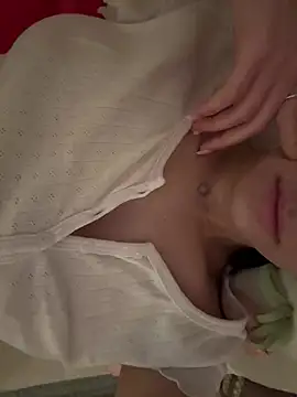 Prettylilgirll online show from April 2026 06:43:01 PM