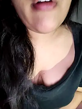 Snapshot of Annerae chatting on November 2025 09:05:02 PM Annerae online show from November 2025 09:05:02 PM