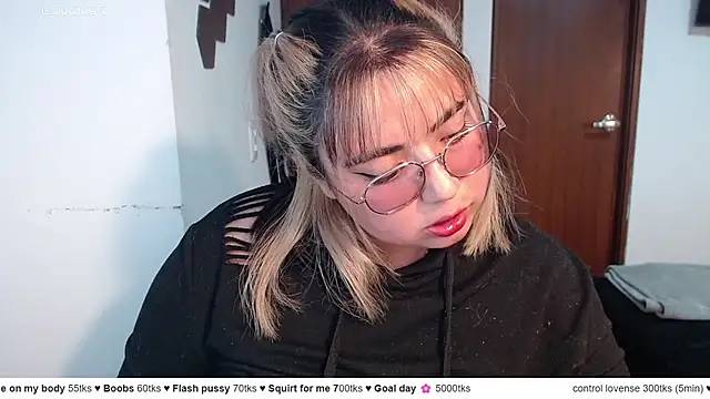 Snapshot of yini_angel chatting on May 2026 03:01:02 AM yini angel online show from May 2026 03:01:02 AM