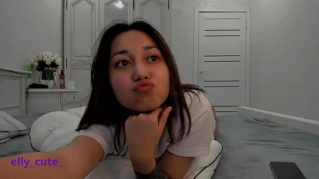 Snapshot of Elly_Cute chatting on December 2024 09:54:02 PM Elly Cute online show from December 2024 09:54:02 PM