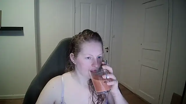 Snapshot of Girlnina-1995 chatting on February 2025 09:43:02 AM Girlnina-1995 online show from February 2025 09:43:02 AM