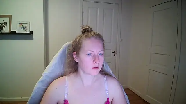 Snapshot of Girlnina-1995 chatting on October 2025 07:08:01 AM Girlnina-1995 online show from October 2025 07:08:01 AM