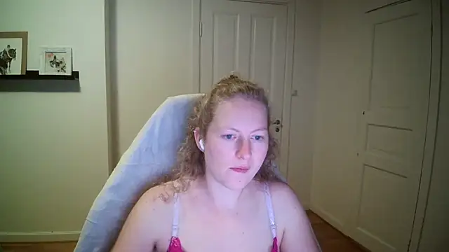 Snapshot of Girlnina-1995 chatting on October 2025 08:20:02 PM Girlnina-1995 online show from October 2025 08:20:02 PM